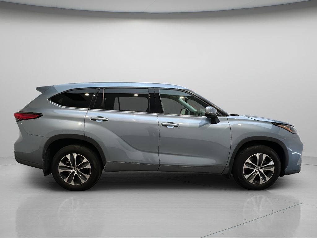 Used 2022 Toyota Highlander XLE AWD/4WD image 8