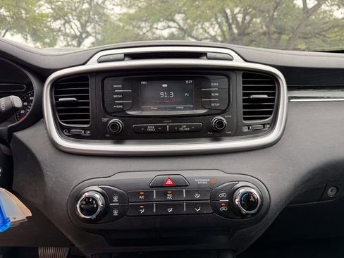 Used 2017 Kia Sorento LX FWD image 10