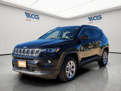 Used 2025 Jeep Compass Latitude w/ Sun & Sound Group AWD/4WD image 5