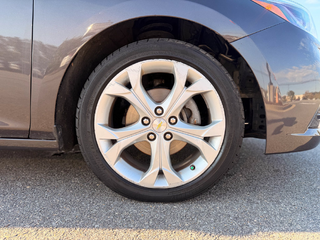 Used 2017 Chevrolet Cruze Premier FWD image 27