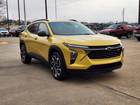 Certified 2024 Chevrolet Trax RS w/ Driver Confidence Package image 4