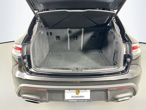 Certified 2024 Porsche Macan AWD/4WD image 37