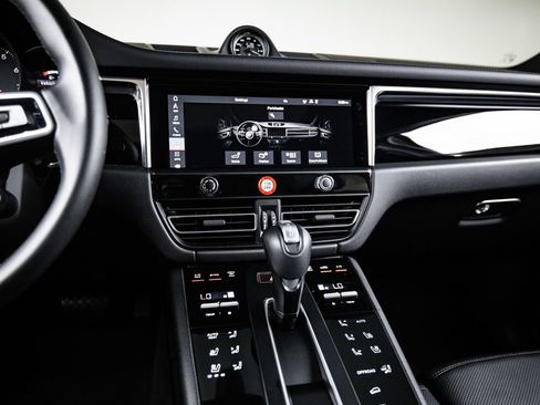 Certified 2026 Porsche Macan AWD/4WD image 19