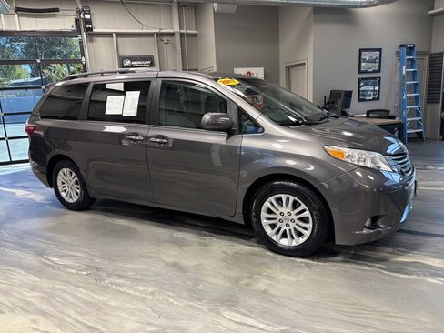 Used 2017 Toyota Sienna XLE image 33
