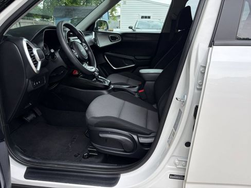 Used 2025 Kia Soul LX w/ LX Technology Package FWD image 24
