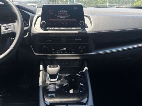 Used 2025 Nissan Rogue SV FWD image 17