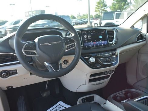 Used 2024 Chrysler Pacifica Touring-L FWD image 19