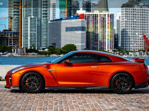 Used 2017 Nissan GT-R Premium w/ Premium Interior Package image 4