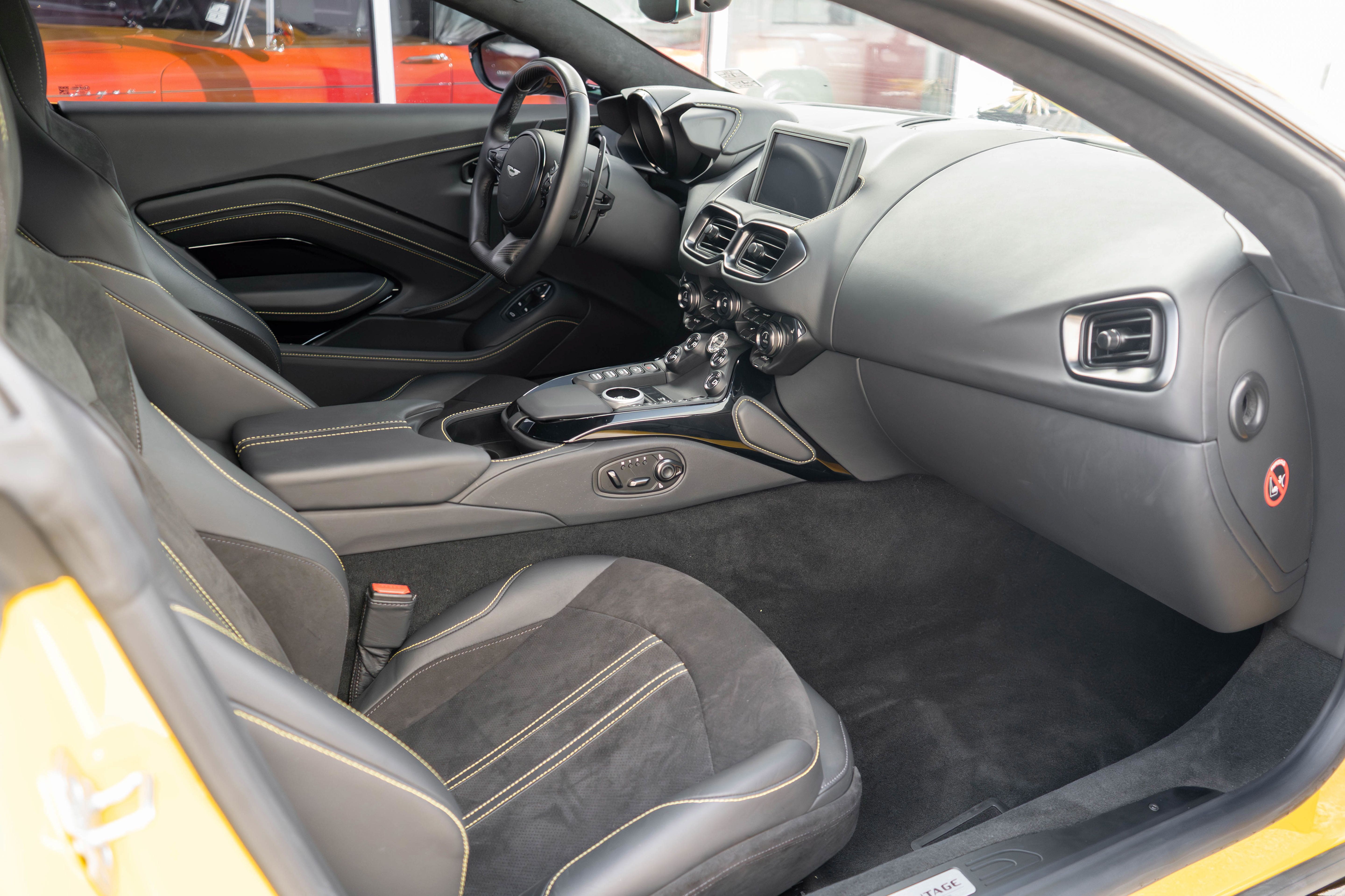 Used 2023 Aston Martin V8 Vantage Coupe RWD image 24