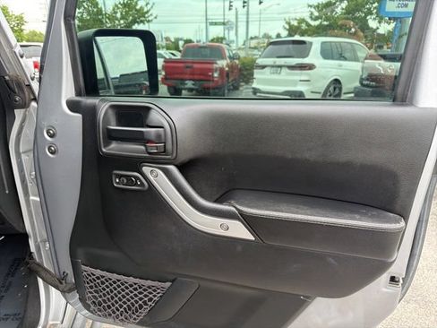 Used 2017 Jeep Wrangler Unlimited Rubicon AWD/4WD image 29