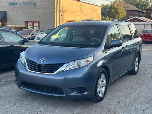 Used 2014 Toyota Sienna LE image 3