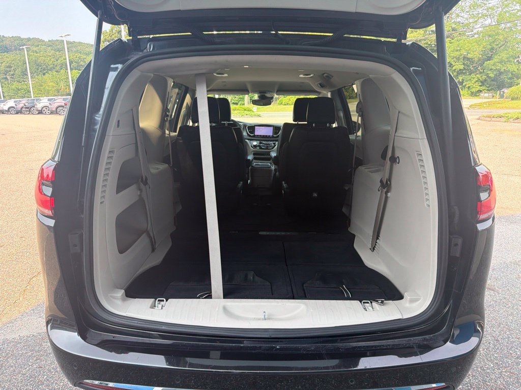 Used 2023 Chrysler Pacifica Touring-L FWD image 10