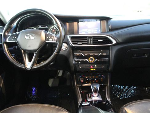 Used 2017 INFINITI QX30 Premium FWD image 13