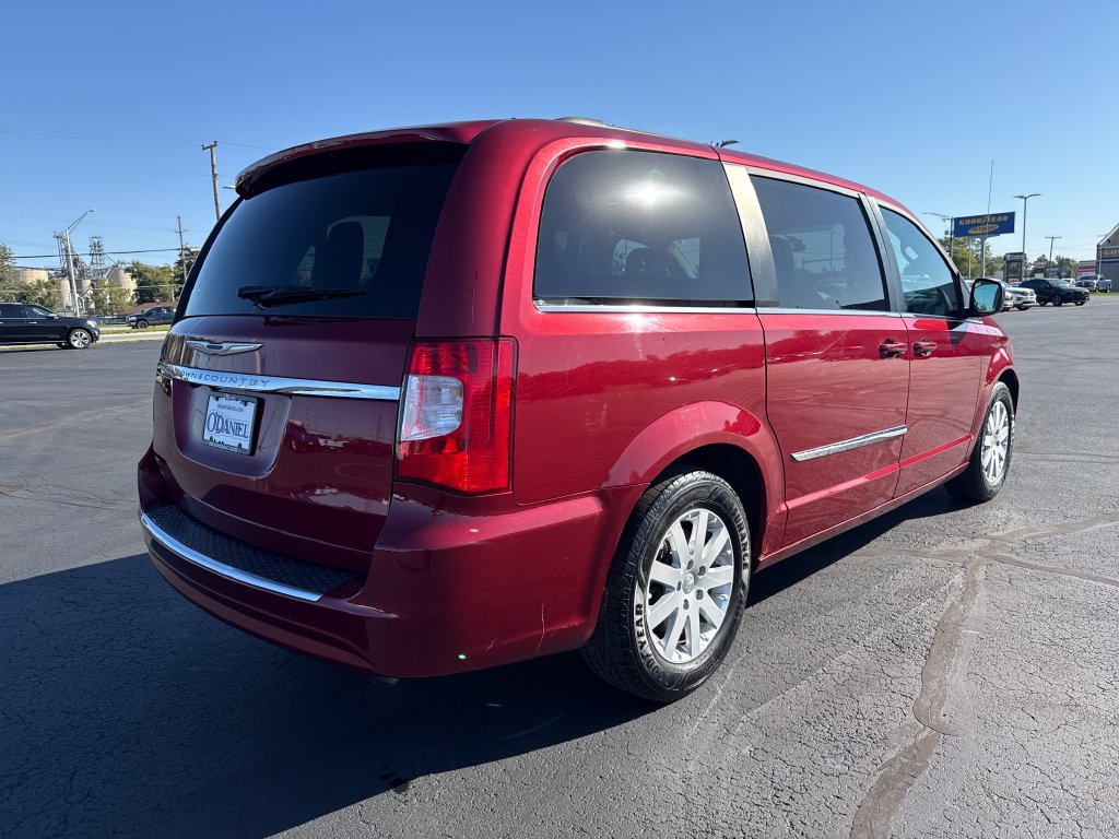 Used 2014 Chrysler Town & Country Touring FWD image 7