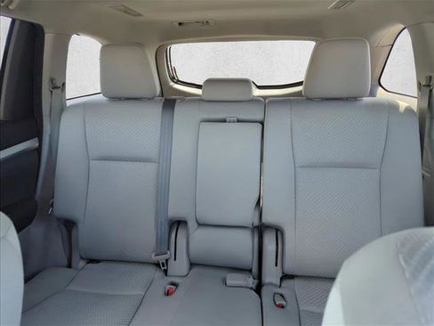 Used 2017 Toyota Highlander LE FWD image 27