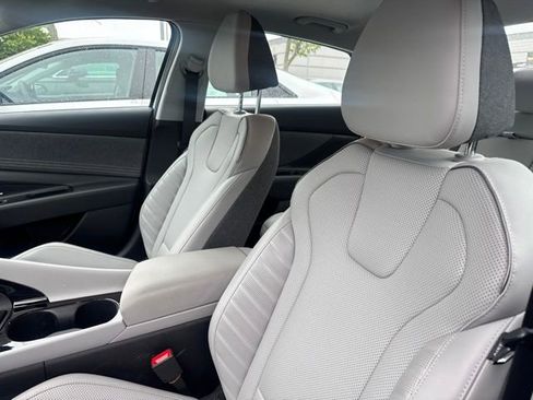 Used 2025 Hyundai Elantra Limited FWD image 13