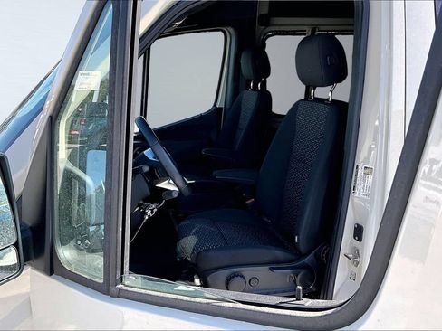 Used 2025 Mercedes-Benz Sprinter 2500 image 3