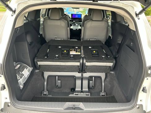 Used 2026 Toyota Sienna XLE FWD image 23