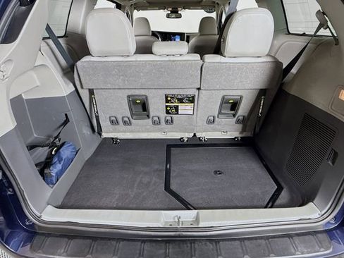 Used 2020 Toyota Sienna XLE w/ XLE Navigation Package image 34