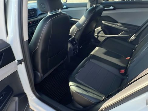 Used 2022 Volkswagen Taos SE image 20