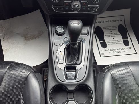 Used 2019 Jeep Cherokee Limited AWD/4WD image 16