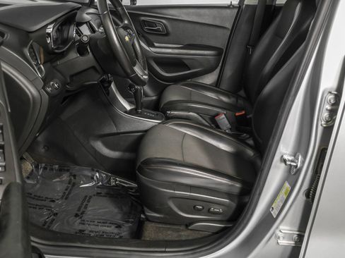 Used 2022 Chevrolet Trax LT w/ LT Convenience Package image 23