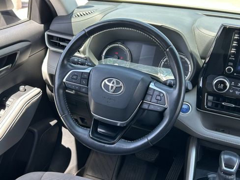 Used 2021 Toyota Highlander LE FWD image 17
