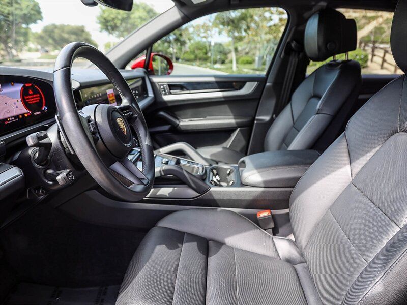 Used 2024 Porsche Cayenne AWD/4WD image 22