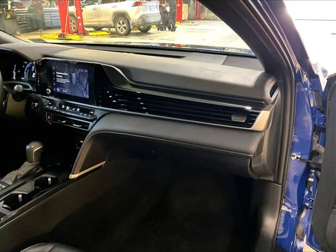 Used 2025 Toyota Camry SE image 13