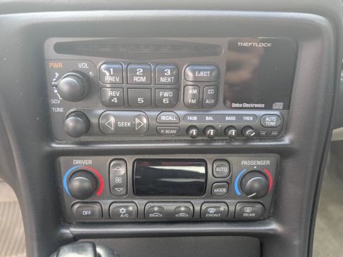 Used 2000 Chevrolet Corvette Coupe w/ Roof Pkg RWD image 25