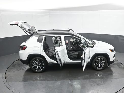 Used 2025 Jeep Compass Limited image 48