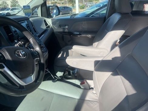 Used 2020 Toyota Sienna XLE image 11