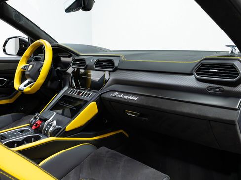 Used 2022 Lamborghini Urus image 28