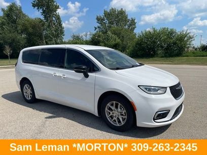 Used 2025 Chrysler Pacifica Select