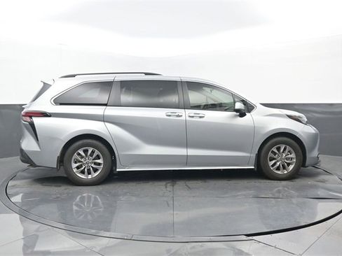 Used 2022 Toyota Sienna LE image 2
