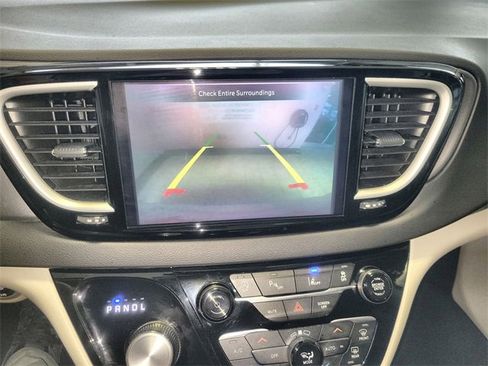 Used 2024 Chrysler Pacifica Touring-L image 17
