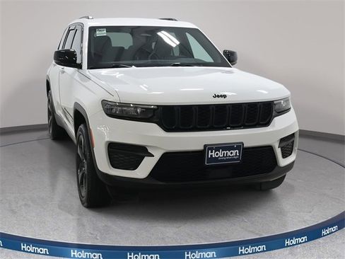 Used 2023 Jeep Grand Cherokee Altitude image 4