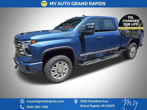 Used 2024 Chevrolet Silverado 3500 High Country w/ Technology Package AWD/4WD image 3