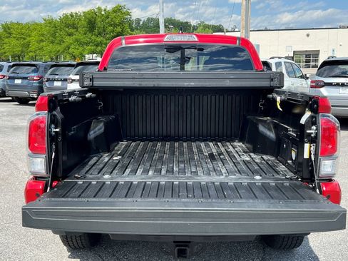 Used 2023 Toyota Tacoma TRD Off-Road w/ Technology Package AWD/4WD image 21