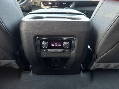 Used 2025 Chevrolet Suburban High Country AWD/4WD image 10