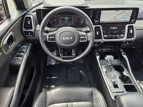 Used 2022 Kia Sorento EX w/ Panoramic Sunroof Package FWD image 12
