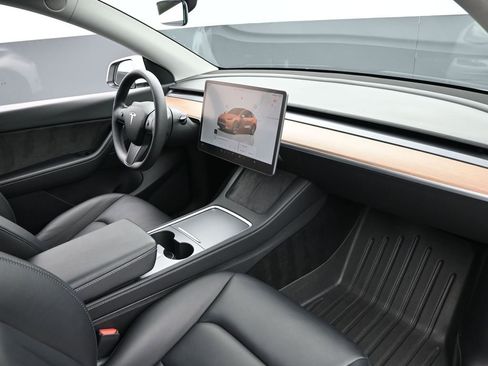 Used 2022 Tesla Model Y Long Range image 30