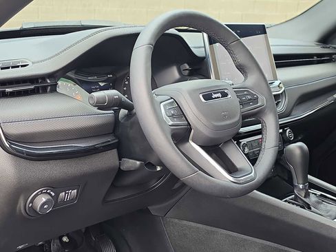 Used 2025 Jeep Compass Latitude w/ Convenience Group image 2