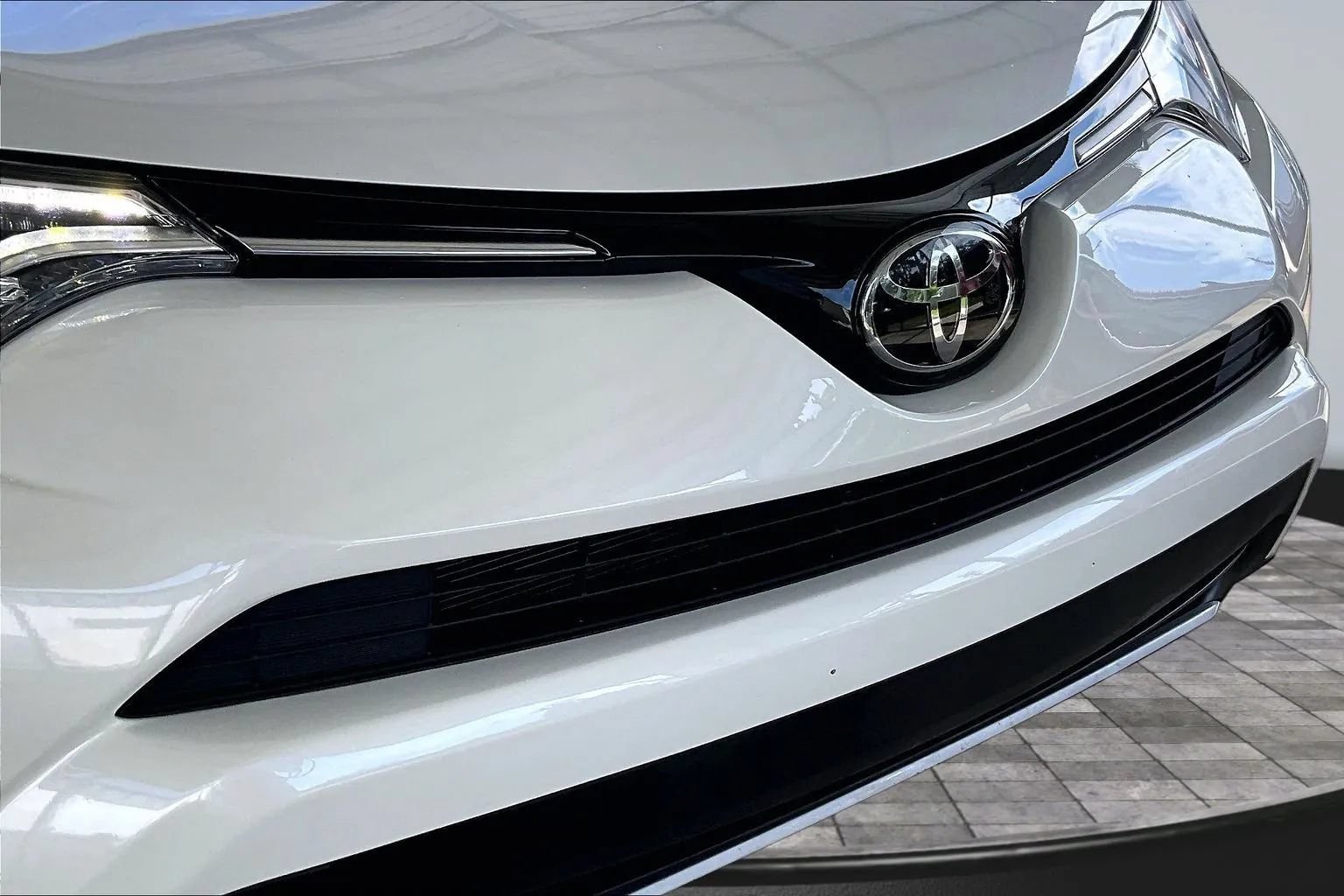 Used 2018 Toyota RAV4 Limited FWD image 30