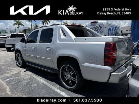 Used 2011 Chevrolet Avalanche LT w/ Regional Value Package RWD image 3
