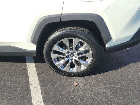 Used 2021 Toyota RAV4 XLE Premium image 5