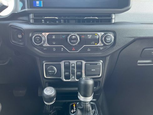 Used 2025 Jeep Wrangler Unlimited Sport AWD/4WD image 17