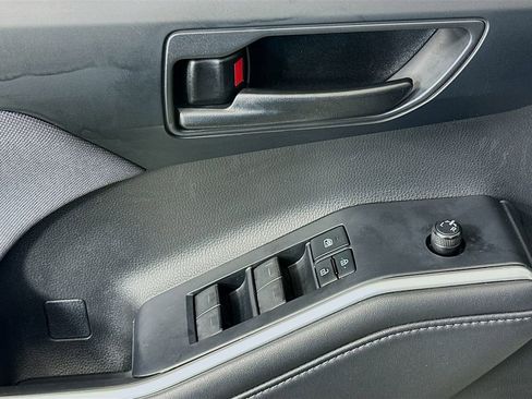 Used 2022 Toyota Highlander LE FWD image 17