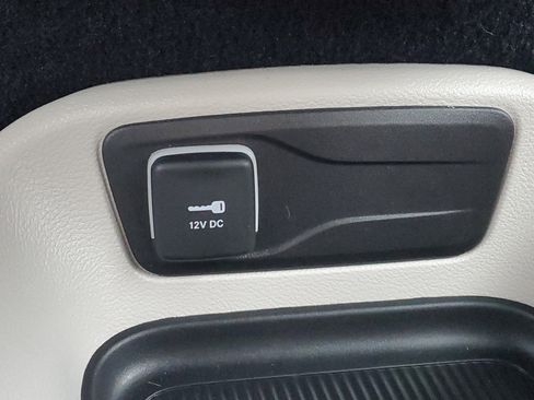 Used 2024 Chrysler Pacifica Touring-L image 8