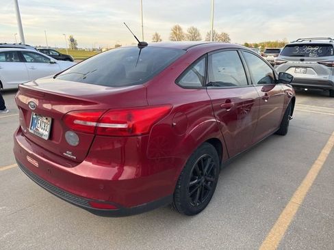Used 2016 Ford Focus SE w/ SE Power Seat Package image 4
